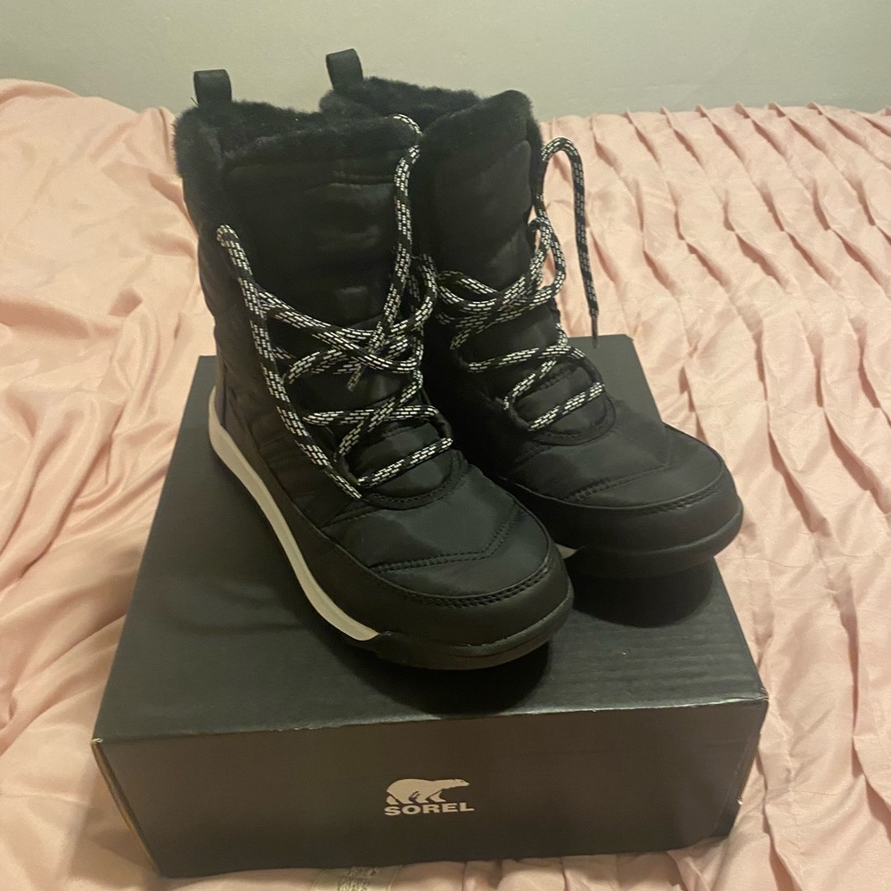 Women’s Black and White Sorel Snow Boots Size 8, gently worn